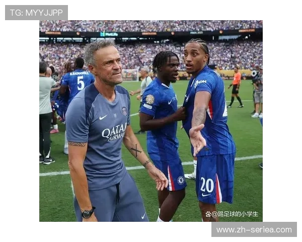 教练席瞬间:德比绝杀后,恩里克与助手紧紧相拥